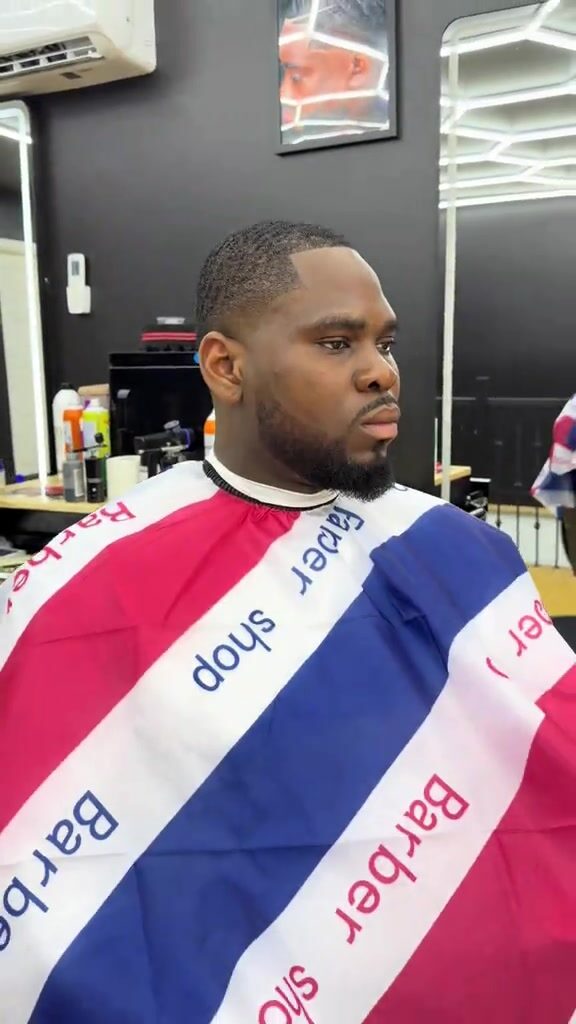 Eric Barber au travail dans son salon à Québec